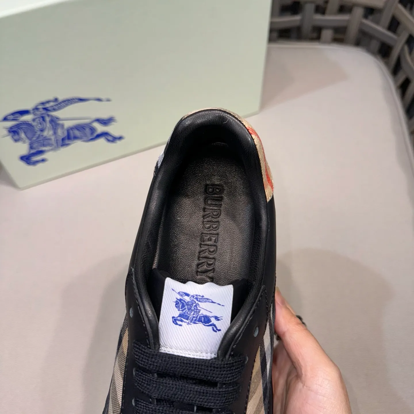 [Burberry] Top P: 680💰Size: 38-44 (45.46 custom-made) Burberry official website synchronized men's classic low-top sneakers | Made of original first-layer cowhide | Decorated with renewed brand logo | First-layer cowhide lining | Heel decorated with Burberry letter embossed logo | Original TPU outsole.